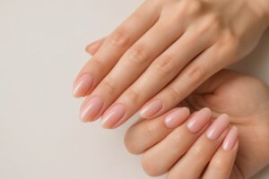 ピンクのグラデーションネイルを施した指先