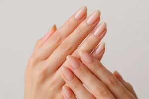 ラメ入りグラデーションの上品なネイルデザイン