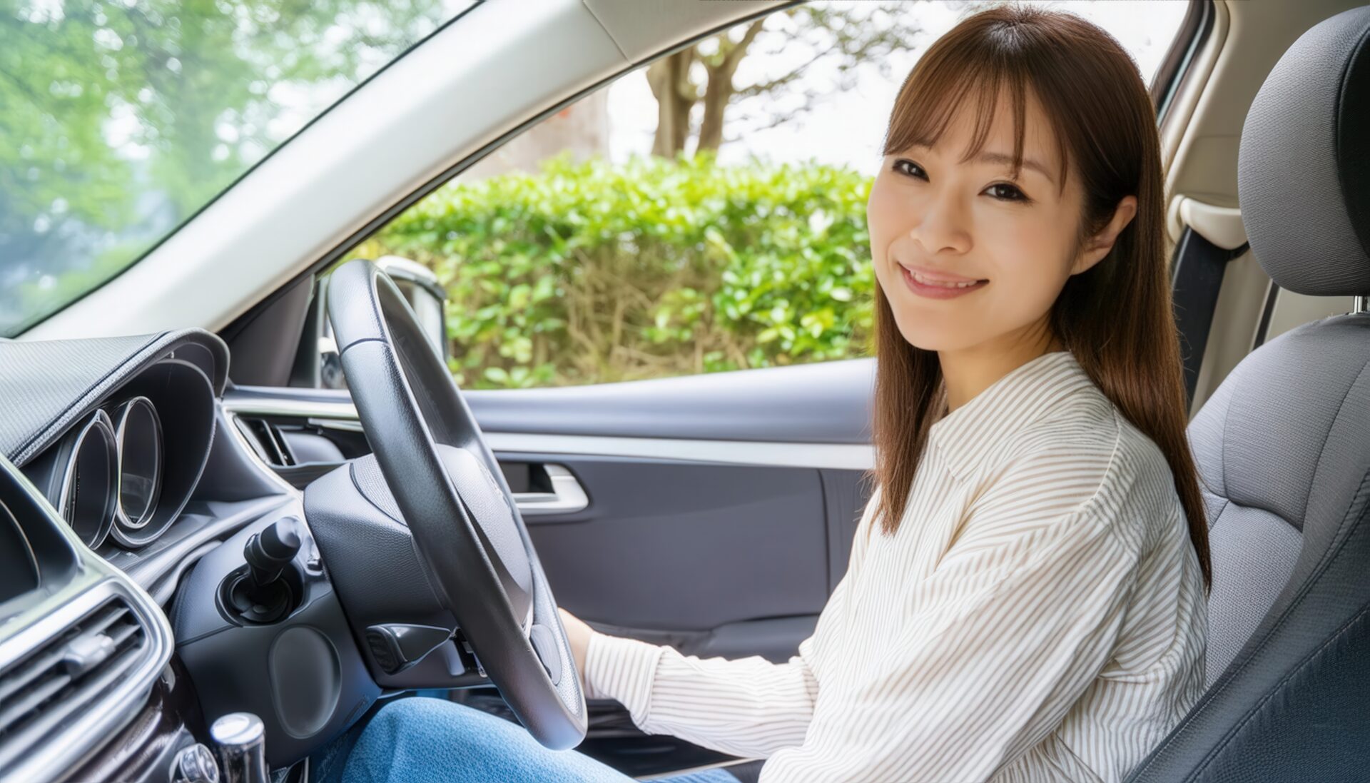 車を運転中の女性（車内・自然豊かな背景）