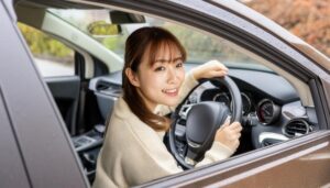 車を運転中の女性（車外から覗くアングル）