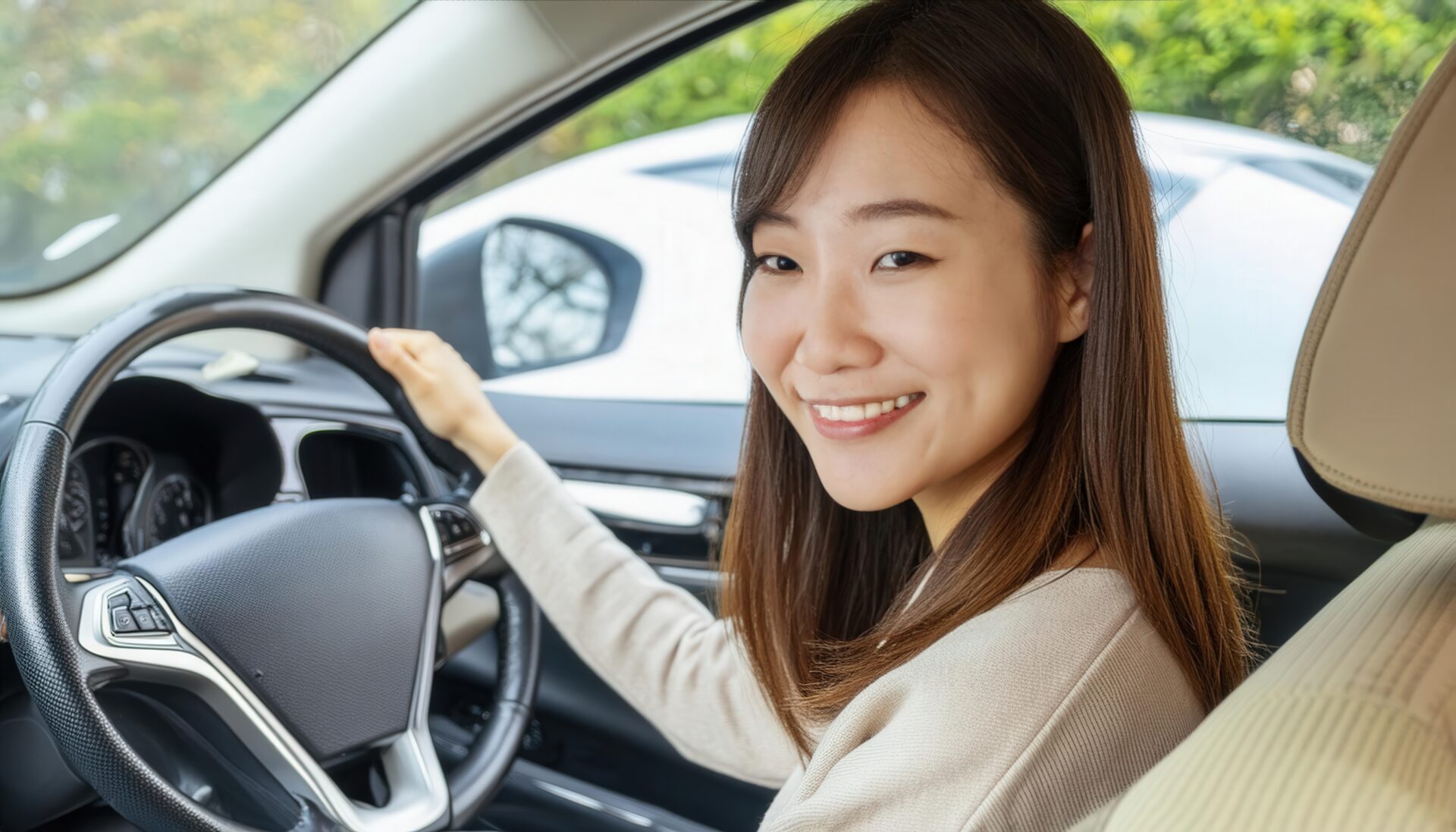 車を運転中の女性（自然背景と白い車）