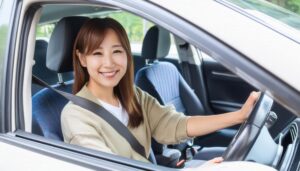 車を運転中の女性（白い車・車外からの視点）