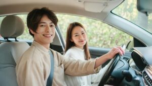 車内でリラックスしているカップル