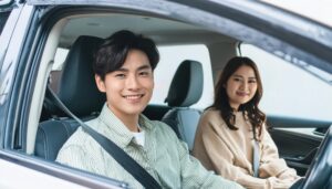 車内で楽しそうに会話するカップル