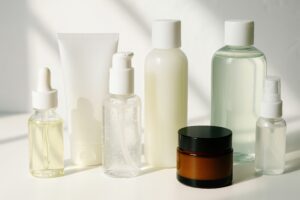 自然光が差し込む中で並べられたスキンケア商品