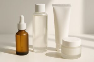 ミニマルな化粧品ボトルと容器のスタイリング