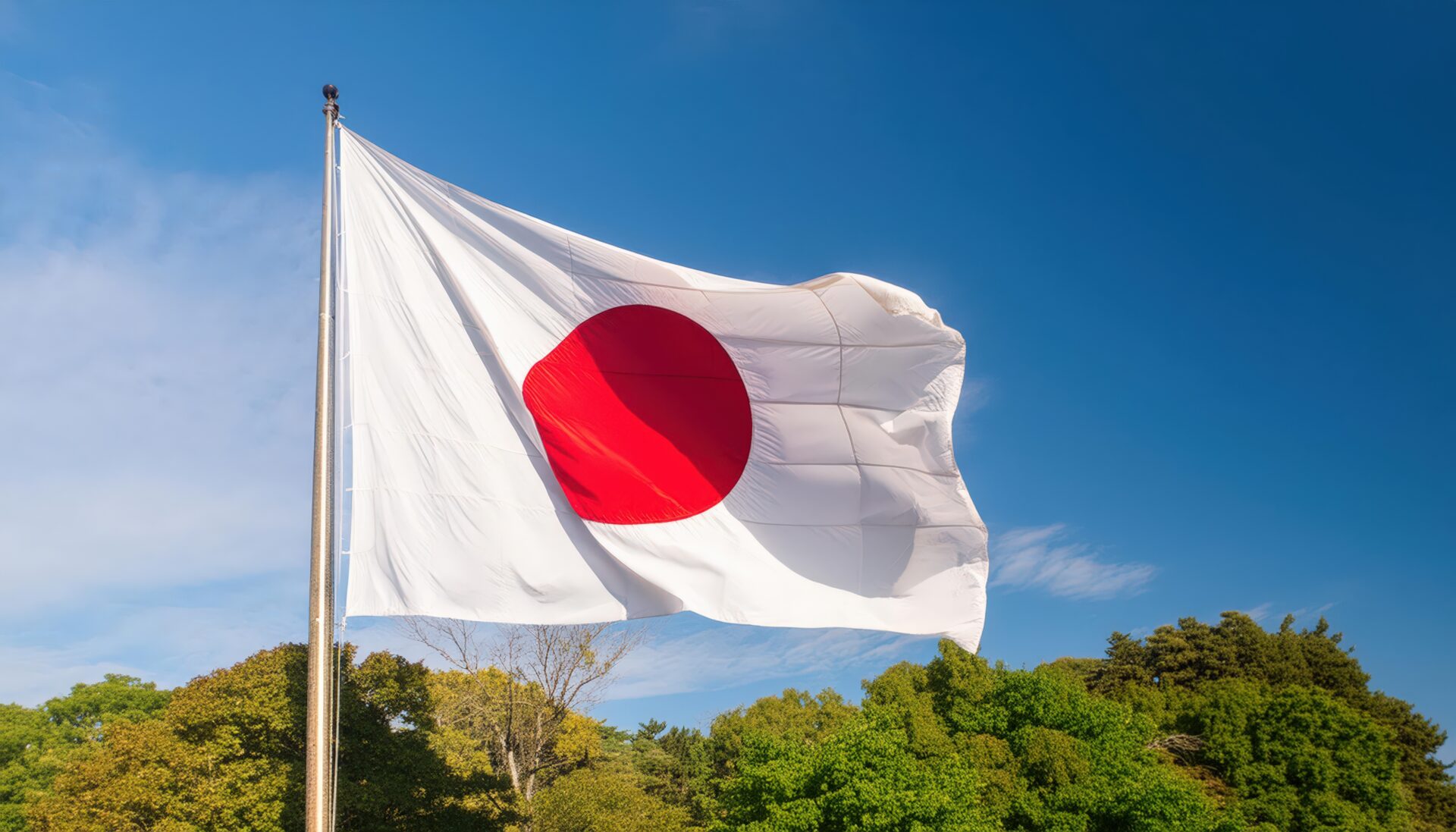 青空に掲げられた日本の国旗