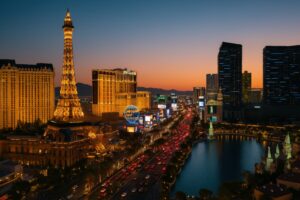 高層ビルとネオンが彩るラスベガスの夕景