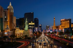 ネオンが照らすラスベガスの観光ストリート