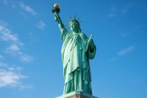 青空にそびえる自由の女神像