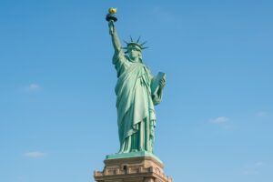 晴天の下で見上げる自由の女神