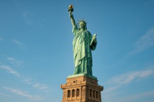 リバティ島に立つ自由の女神像