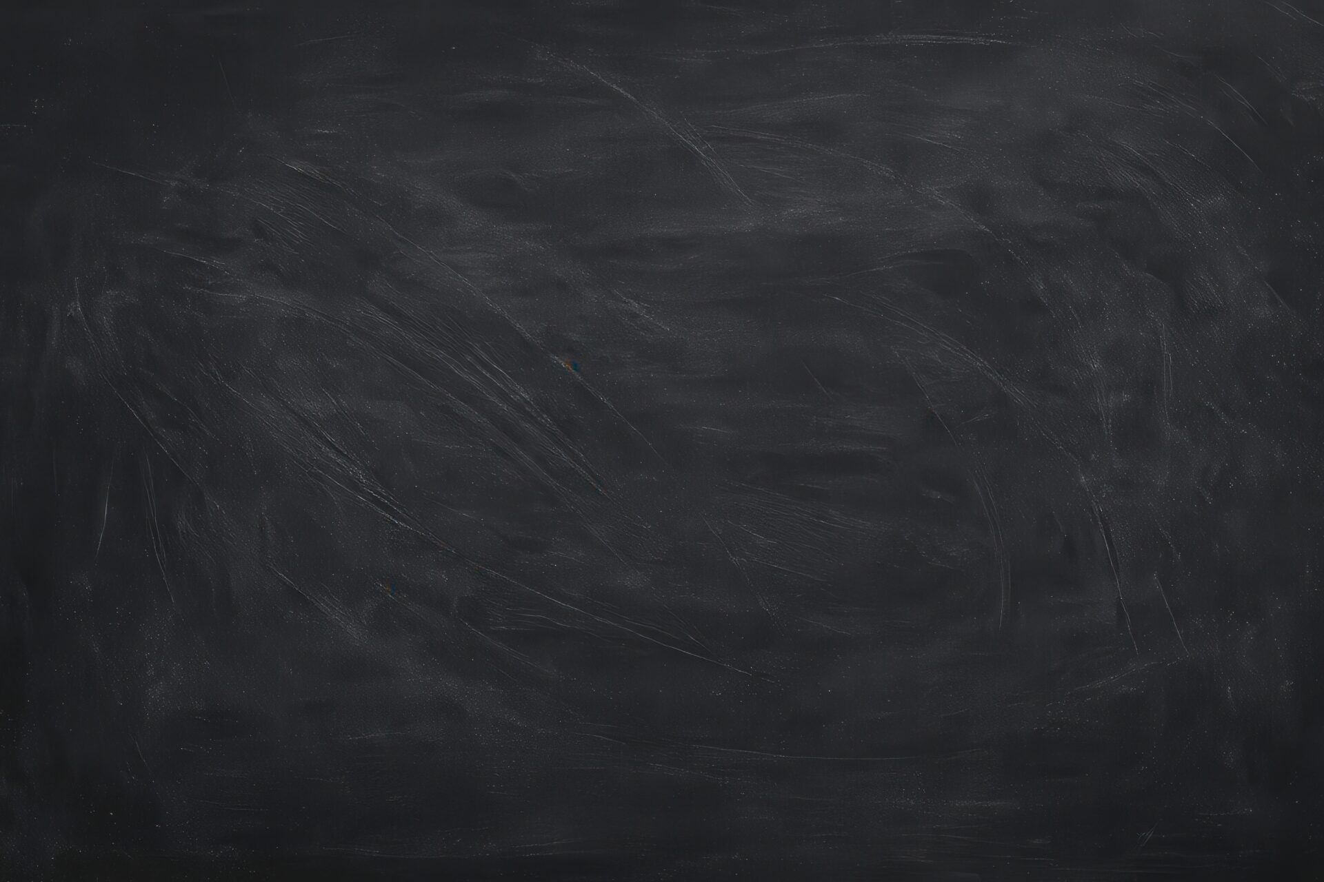 曲線状のチョーク跡が目立つ黒板の背景