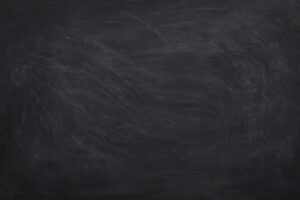 曲線状のチョーク跡が目立つ黒板の背景