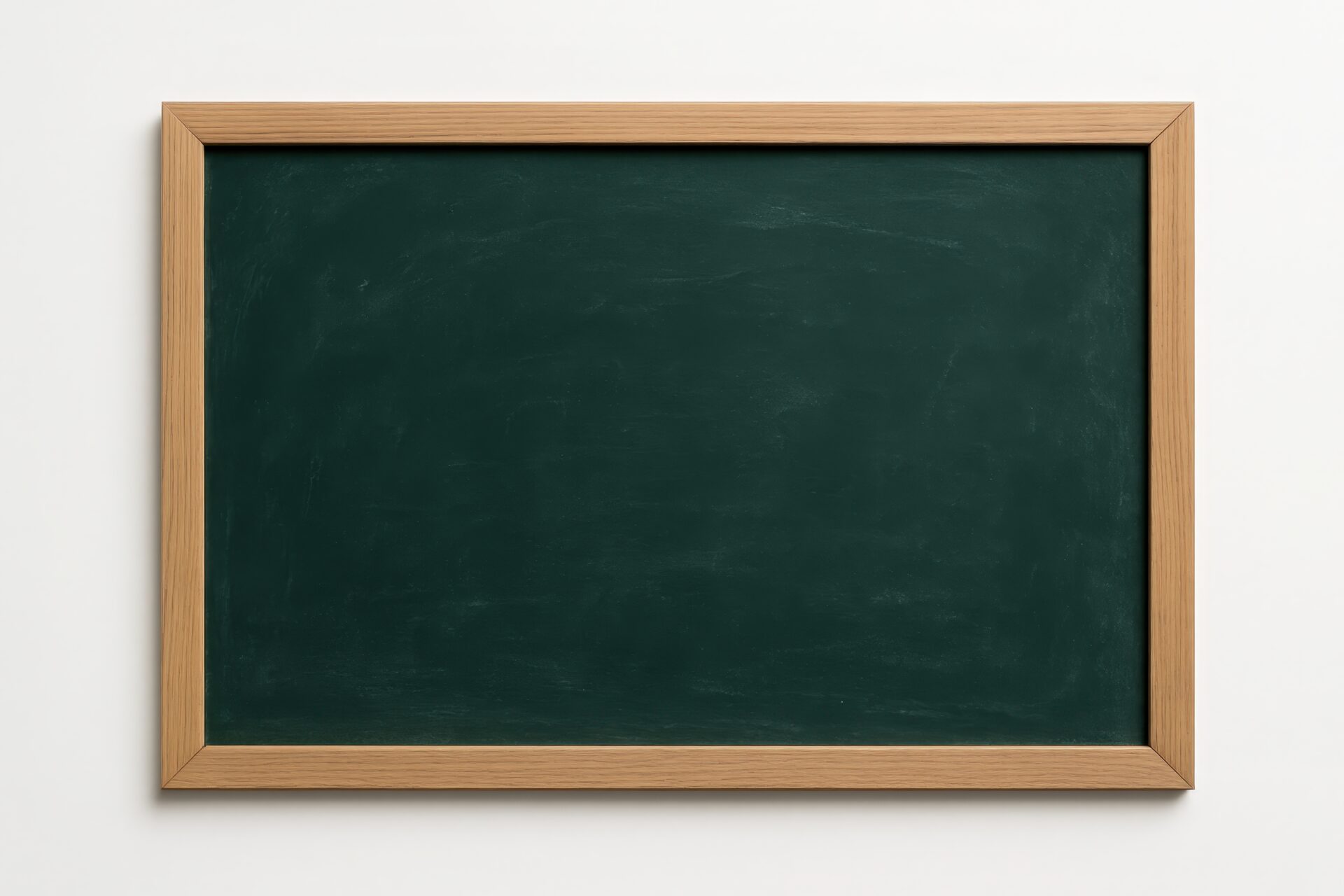 白壁に掛けられた木枠の黒板