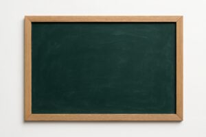 白壁に掛けられた木枠の黒板