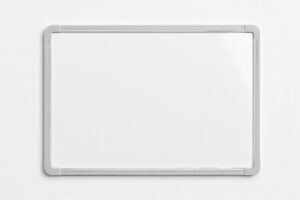 グレーフレームで縁取られた白板