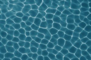 深い青の水面に映る光の模様