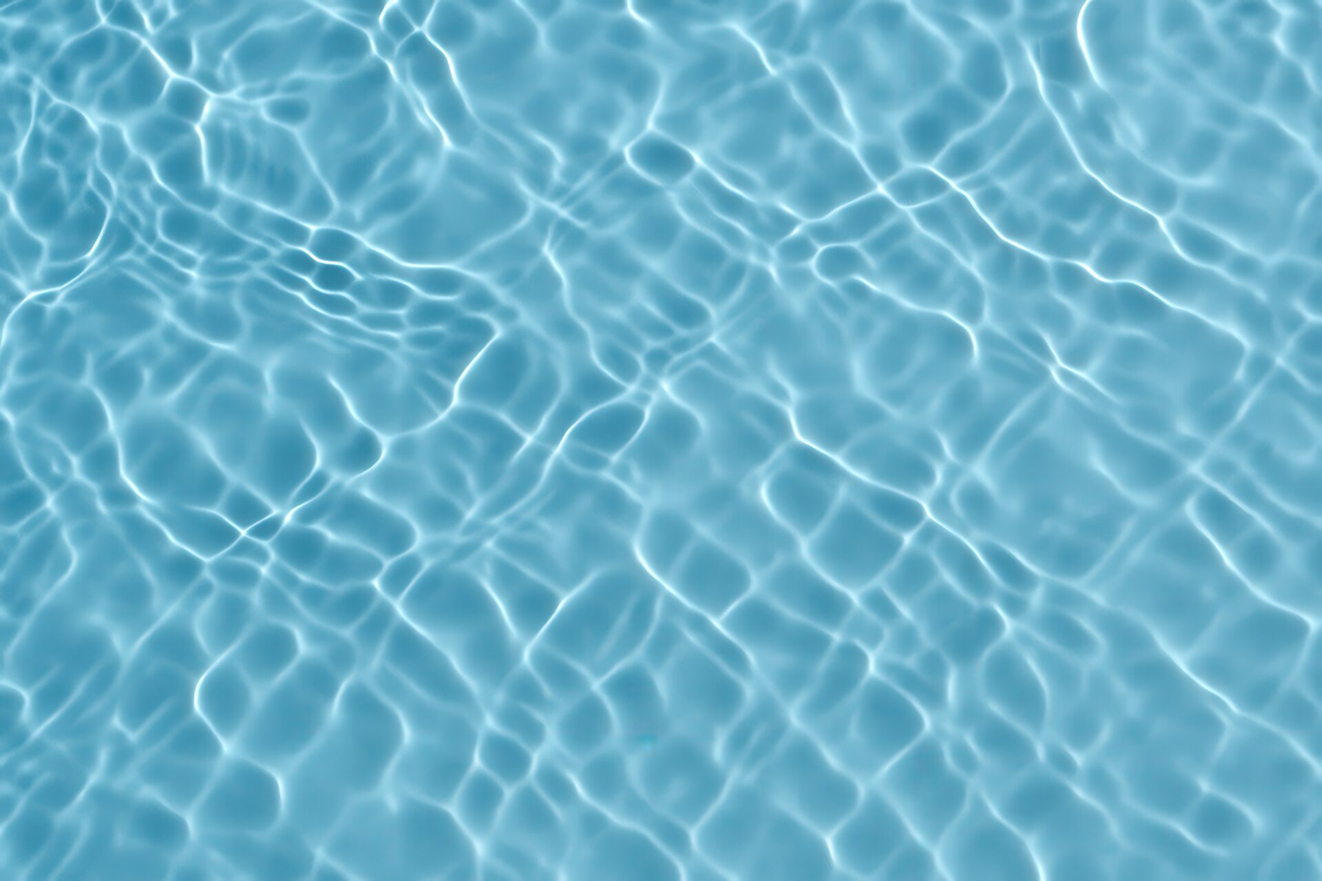 優しい青色の水面に広がる波紋