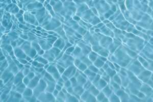 優しい青色の水面に広がる波紋