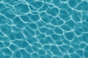 透明感のある青い水面と光の反射