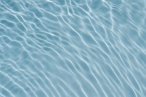 水面にできた曲線的な模様