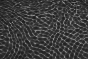 モノクロで表現された水面の波紋