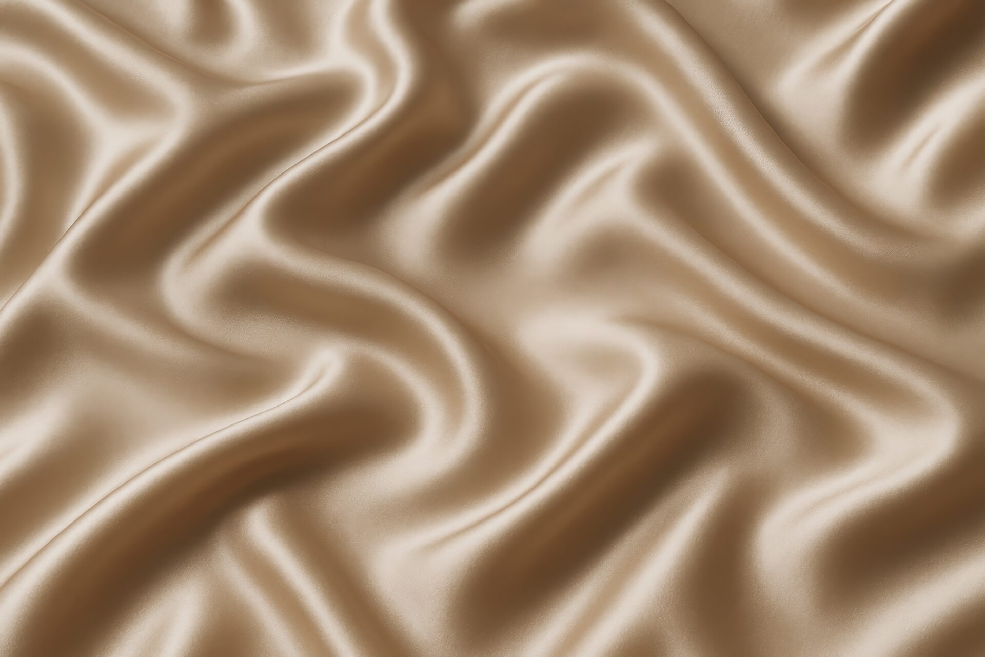 ゴールド調のシルク素材の滑らかな質感