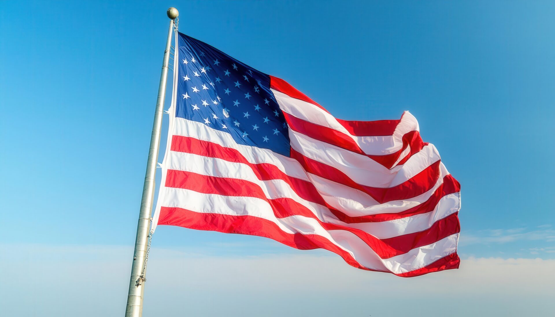 ポールに掲げられたアメリカ国旗