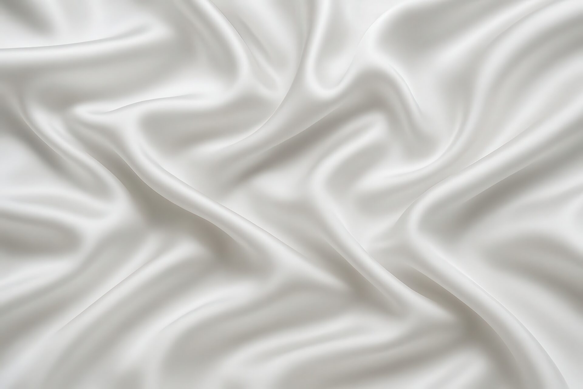 淡いホワイトサテンの柔らかな曲線と質感