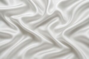 淡いホワイトサテンの柔らかな曲線と質感