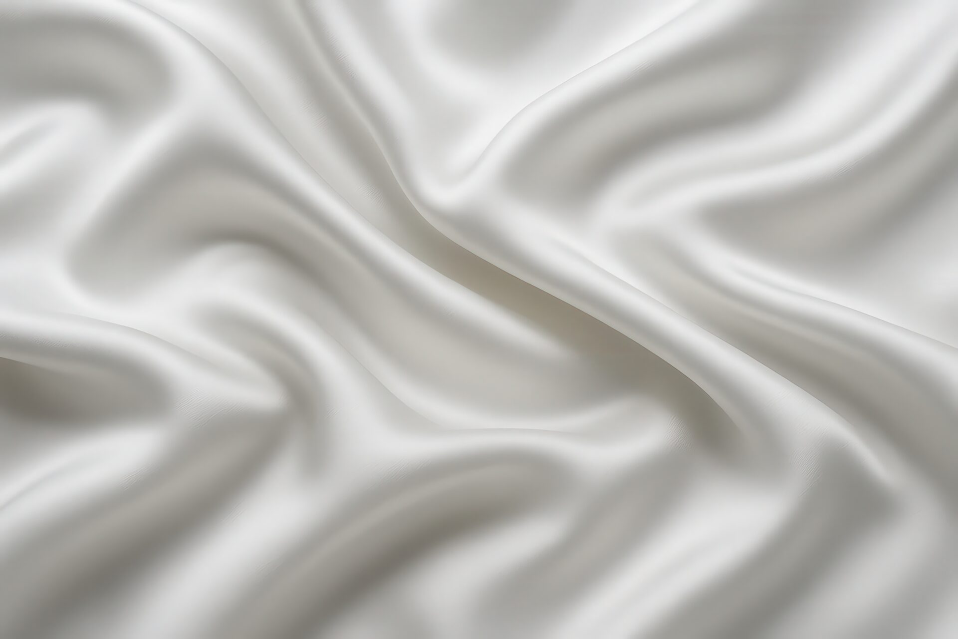 光沢感のある白シルクのドレープ模様