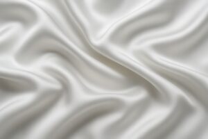 光沢感のある白シルクのドレープ模様
