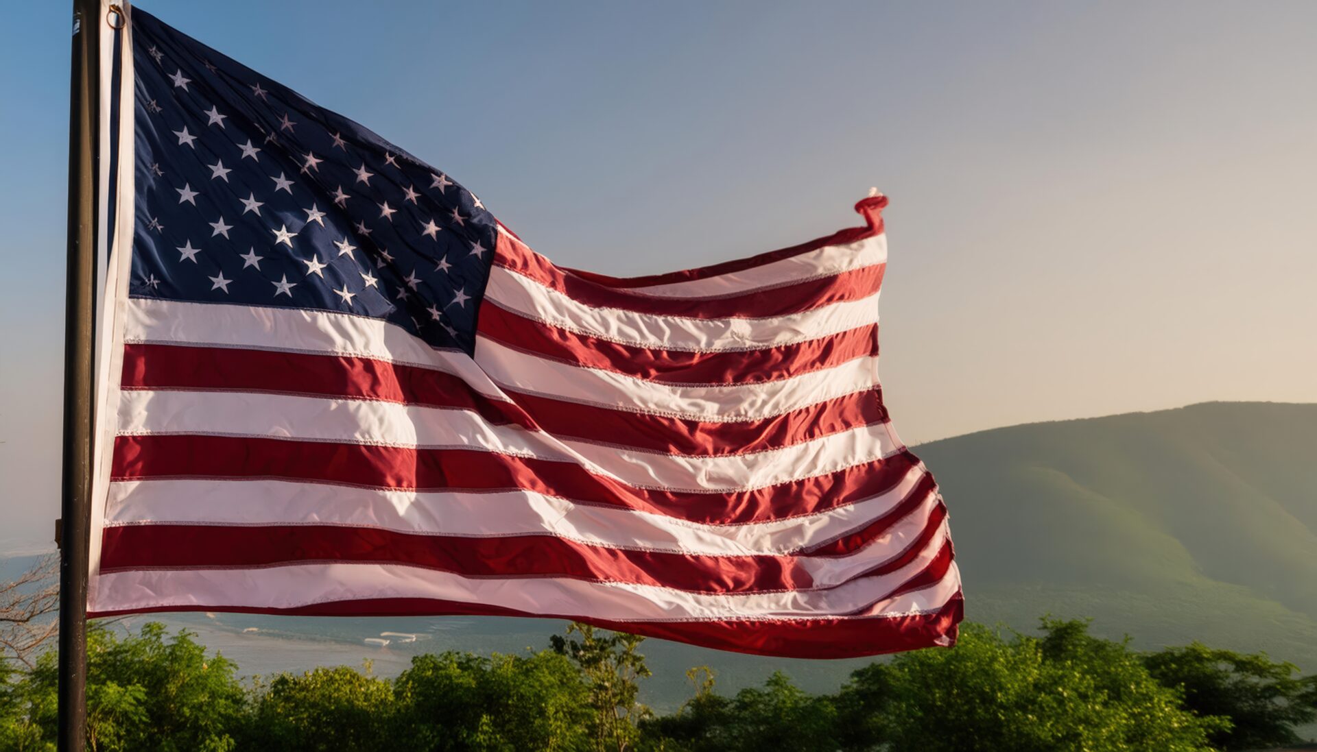 朝日の中にたなびくアメリカ国旗