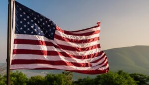 朝日の中にたなびくアメリカ国旗