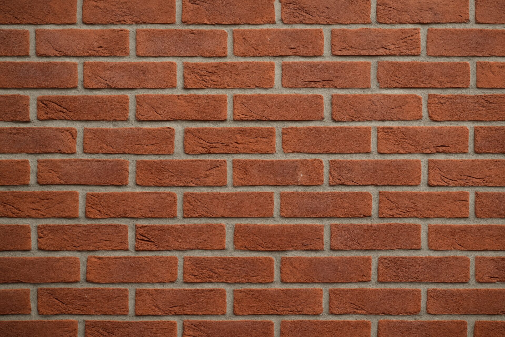マットな質感の赤茶色煉瓦が積まれた壁