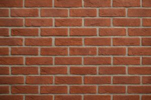 マットな質感の赤茶色煉瓦が積まれた壁