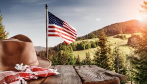 テーブル越しに見えるアメリカ国旗