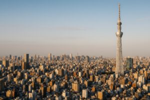 朝日を浴びる東京スカイツリーと広がる市街地