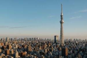朝の澄んだ空の下にそびえる東京スカイツリー