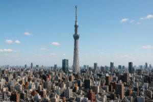 青空に映える東京スカイツリーと市街地の全景