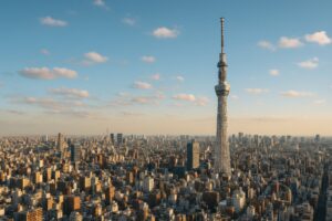 夕方の光に照らされた東京スカイツリーと高層ビル群