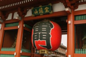 浅草の観光名所雷門のアップ