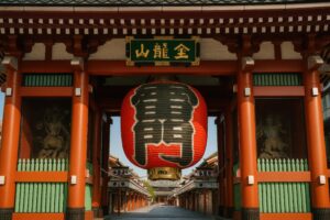 午後の光に照らされた雷門と参道