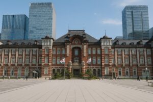 広場越しに見た東京駅の赤レンガ駅舎