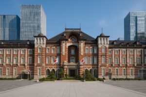 東京駅丸の内駅舎と並ぶ日本国旗