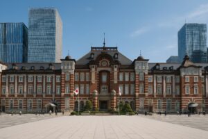快晴の東京駅丸の内駅舎と広場