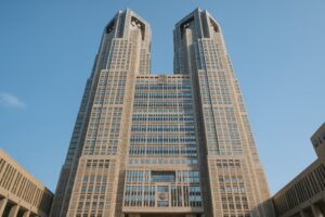 青空にそびえる東京都庁第一本庁舎