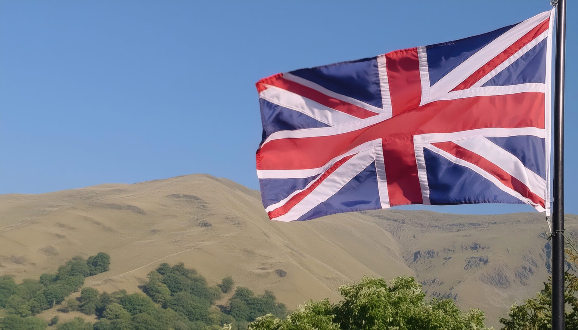 イギリス国旗が丘の風景とともにたなびく