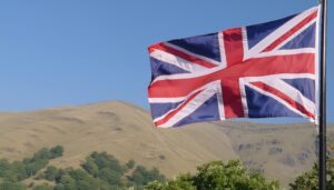 イギリス国旗が丘の風景とともにたなびく